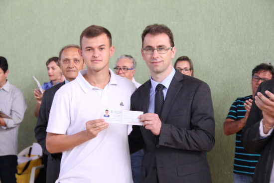 Anderson Garcia Maretto e o prefeito Fabrício Petri - Cem jovens de Anchieta firmaram compromisso à Nação