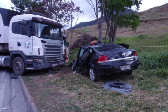 SAM 8635 - Uma pessoa morre e duas ficam feridas em acidente na BR-101, em Guarapari