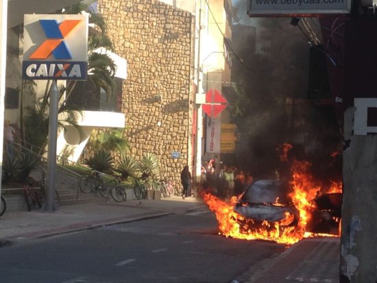 WhatsApp Image 2017 09 05 at 16.09.41 - Carro fica em chamas e interdita rua no Centro