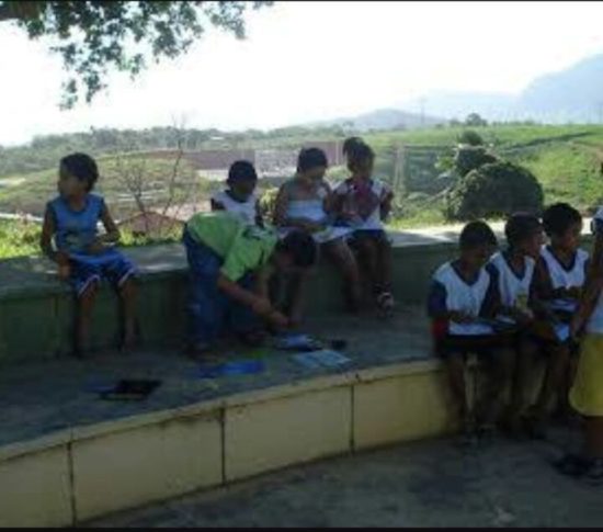 crianças caic - Pombos invadem escola e impedem aulas esportivas de alunos em Guarapari