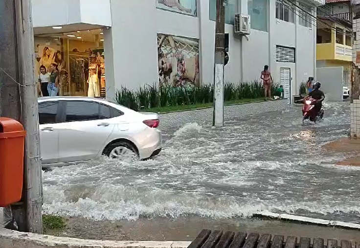 V Deo Chuva Forte Causa Transtornos E Deixa Ruas Alagadas Em Guarapari