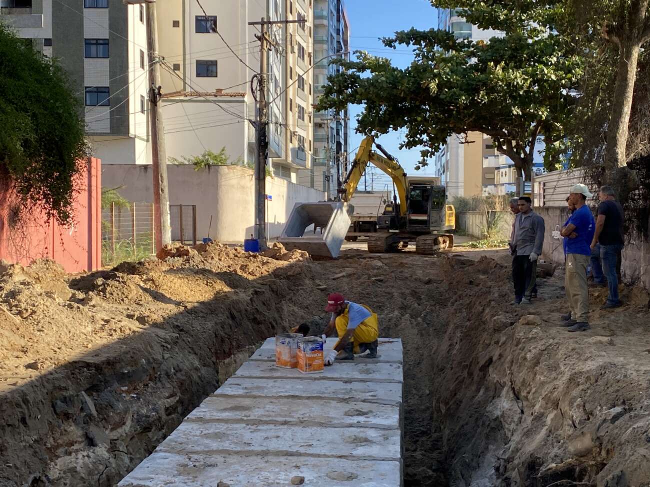 Obra de instalação do novo sistema de macrodrenagem na Praia do Morro