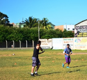 Meninos do Rugby ensaiam jogadas no campo do Kubistchek