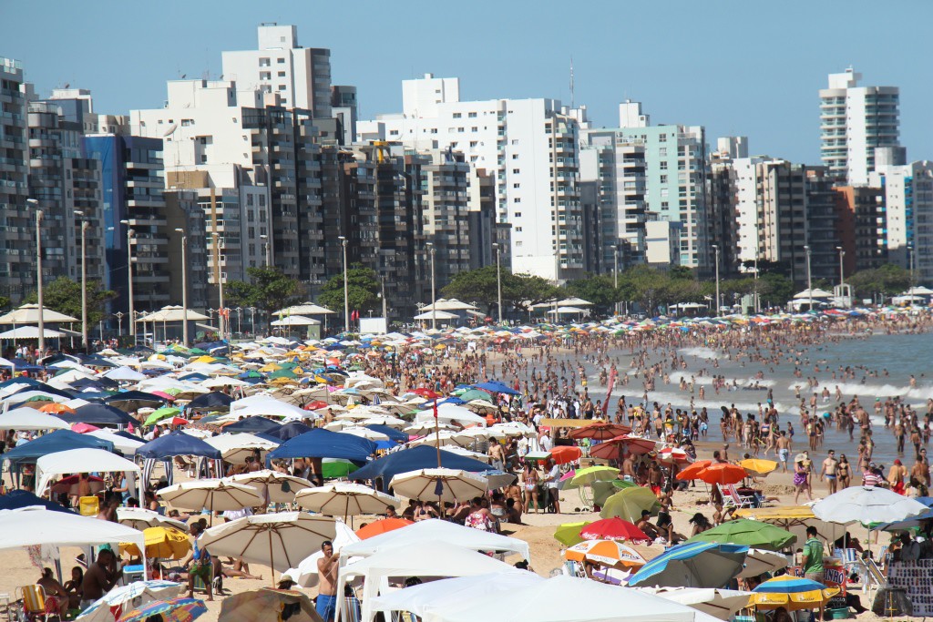 Os quiosqueiros da Praia do Morro comemoram aumento de até 60% no faturamento com relação ao ano passado.