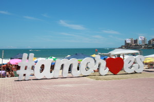 Praia do Morro recebeu letreiro da campanha dia 5 de fevereiro