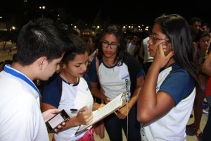 Estudantes colhem assinaturas. Foto: Hamilton Garcia.