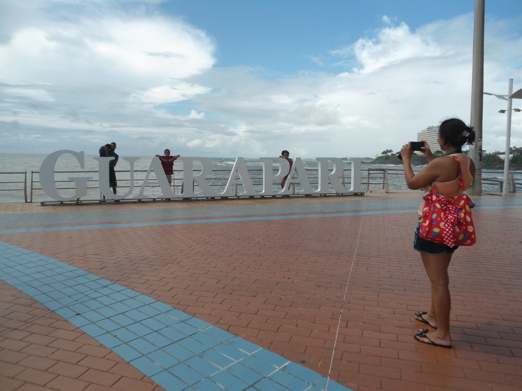 A turista Gisele fez questão de tirar foto da família junto ao monumento. Foto: Gabriely Sant'Ana