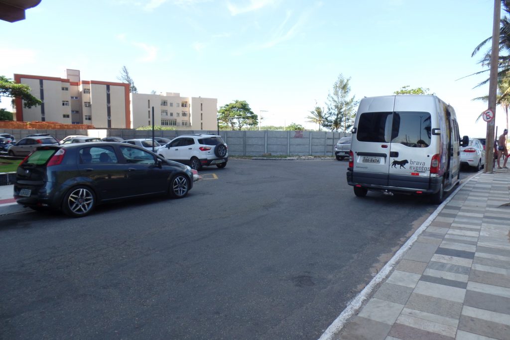 Na praia da Cerca: três veículos estacionados nas três esquinas e uma van debaixo da placa de proibido estacionar. Foto: João Thomazelli/Portal 27