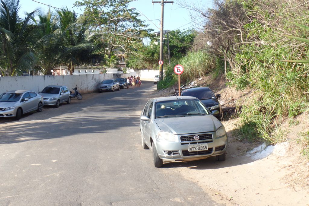 Mesmo com várias placas de proibido estacionar, motoristas insistem e acabam multados. Foto: João Thomazelli/Folha da Cidade