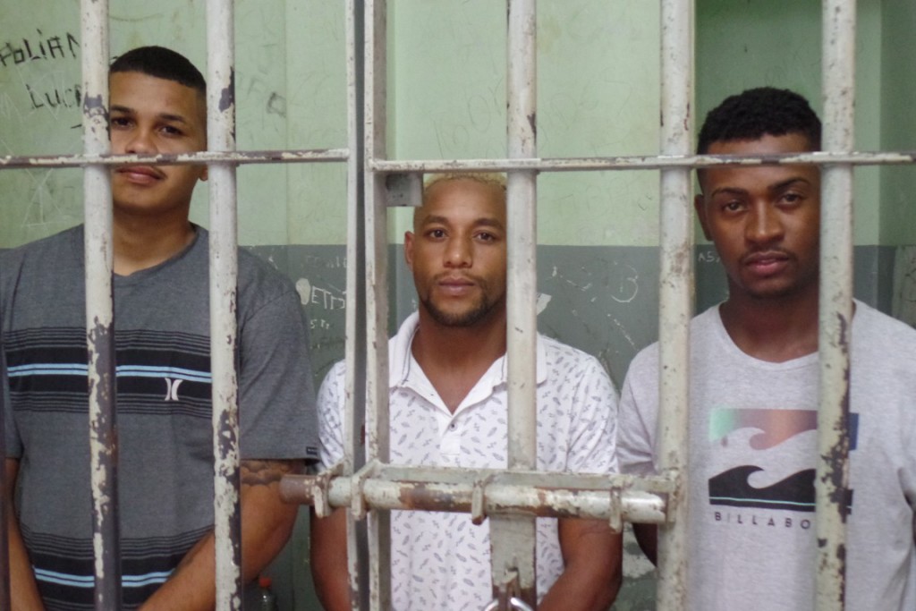 Tiago, Antônio e Rodrigo confessaram o crime e lamentaram que não ficaram com o dinheiro do roubo. Foto: João Thomazelli/Folha da Cidade