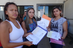 Helen, Sharlene e Luciana, que pagaram quase R$ 3 mil, mostram os boletos pagos para a formatura. Foto: João Thomazelli/Folha da Cidade
