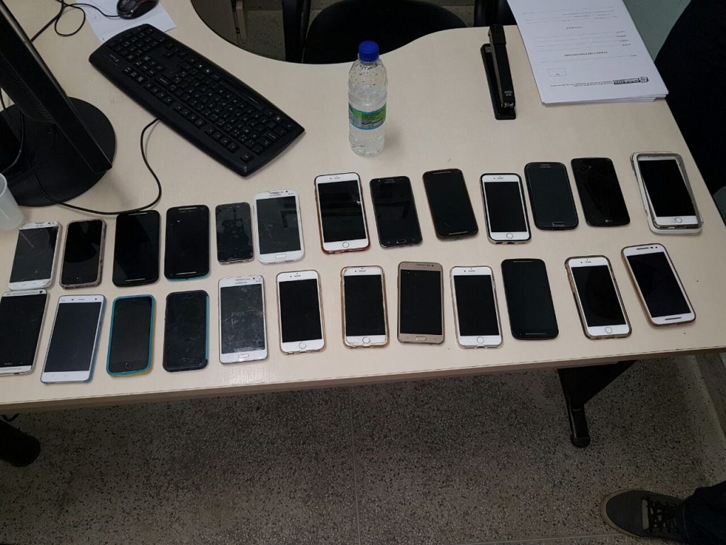Vinte e sete celulares foram recuperados pela polícia.