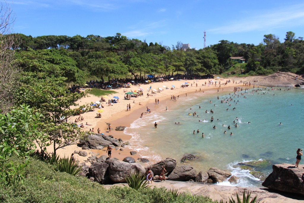 Feriado, sol e praias com pontos liberados para banho em Guarapari