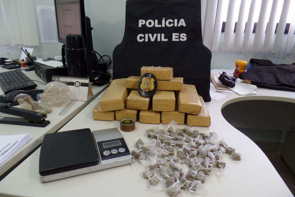 Os policiais apreenderam dez tabletes de maconha na madrugada desta quinta-feira. foto: João Thomazelli/Folha da Cidade