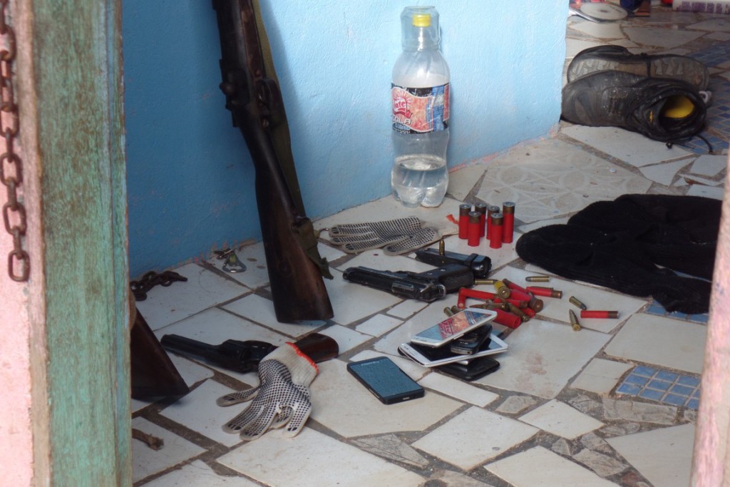 Dentro da casa foram encontradas munições e armas de grosso calibre, além de toucas e coletes à prova de balas. Foto: João Thomazelli/Folha da Cidade
