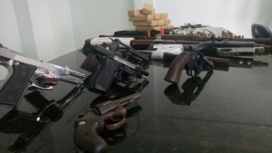 Aa armas foram apreendidas em várias incursões da Polícia Civil em bairros de Guarapari.