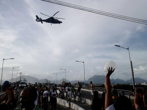 Helicóptero do Exército sobrevoa manifestação e moradora oferece balão branco. Foto: João Thomazelli/Folha da Cidade