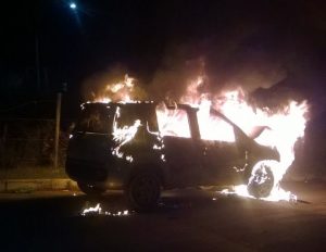 Um veículo foi incendiado no bairro Elza Nader.