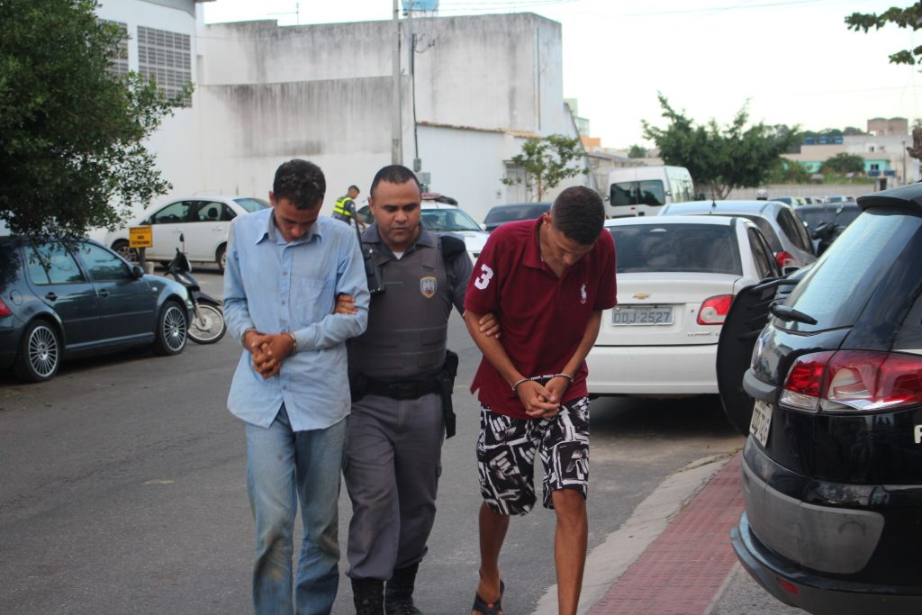 Rafael, à esquerda, tentou subornar os policias militares depois de participar de um arrastão em Vila Velha e ser detido em Guarapari. Foto: João Thomazelli/Folha da Cidade