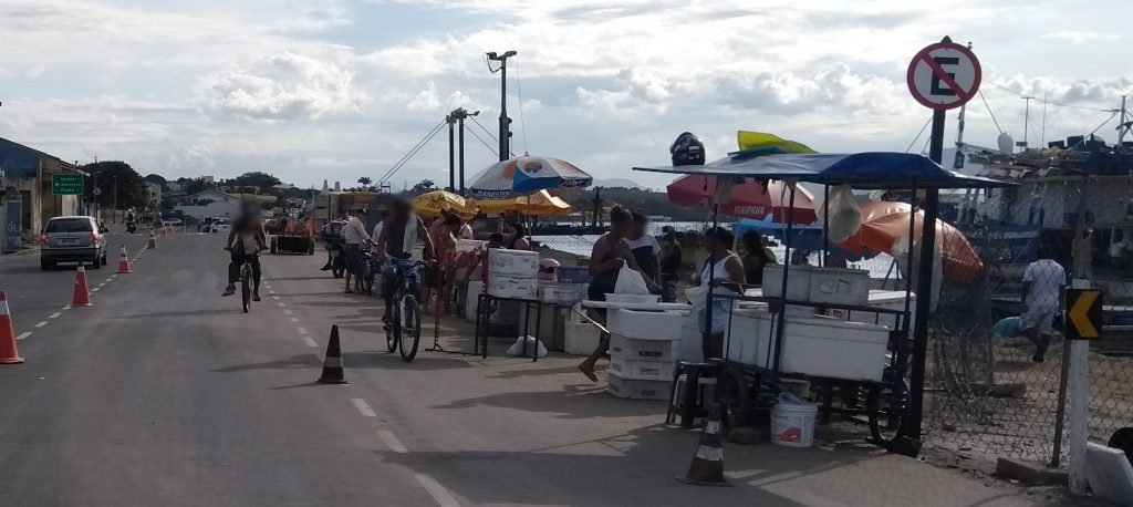 A feira de pescados fica ao ar livre e sem nenhum tipo de higiene. Venda e consumo de drogas também foram identificados na área. Foto; João Thomazelli/Folha da Cidade