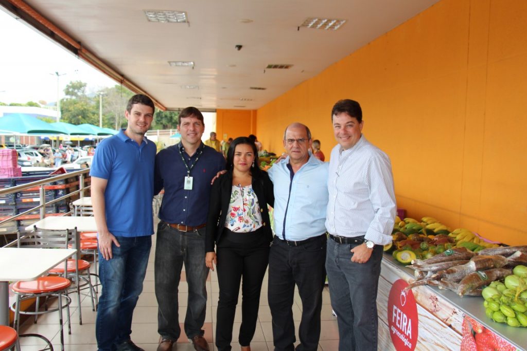 Pedro Callegari e Luciano Macal (e) da Seag, Diane Rebouças e Luiz Coutinho do ExtraCenter e o gerente de agroecologia e produção vegetal da Seag durante a inauguração da feira em Guarapari. 