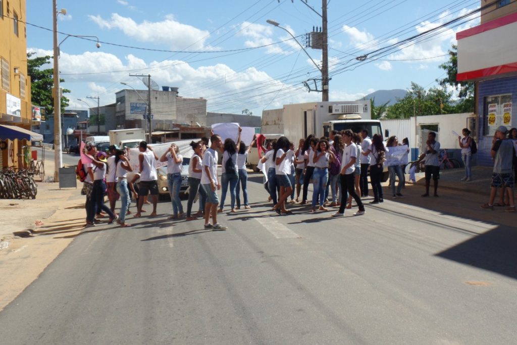 Os alunos protestaram nas ruas próximas da escola pedindo melhor infraestrutura. Foto: João Thomazelli/Folha da Cidade 