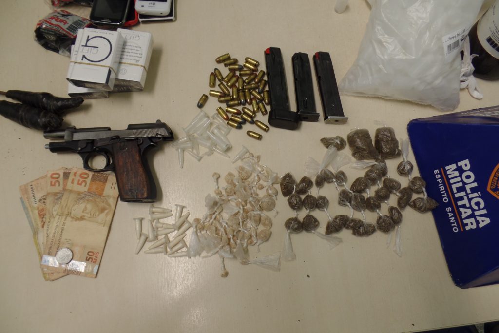Armas, drogas e munição apreendidas em abordagem policial. Foto: João Thomazelli/Folha da Cidade