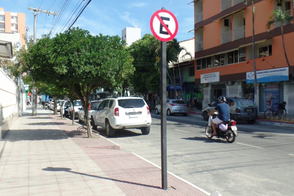 Os motoristas continuam estacionando em local proibido. Foto: João Thomazelli/Folha da Cidade