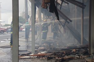 Bombeiros concluem laudo pericial sobre incêndio em feira na Praia do Morro