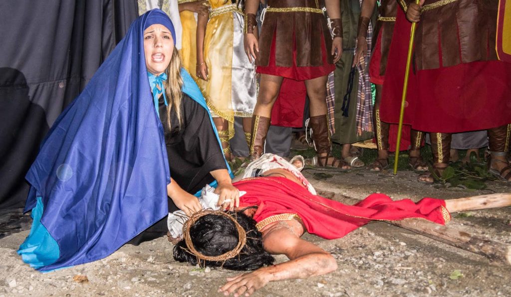 A Paixão e Morte de Cristo já virou tradição em Santa Mônica. Fotos de divulgação.