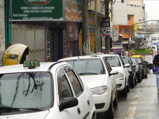 Taxistas reclamam da falta de ação da prefeitura contra motoristas clandestinos em Guarapari