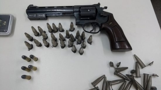 Polícia Civil apreende adolescente com cocaína e um revólver em Guarapari