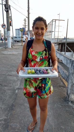 Adolescente vende bombons no semáforo para pagar festa de 15 anos