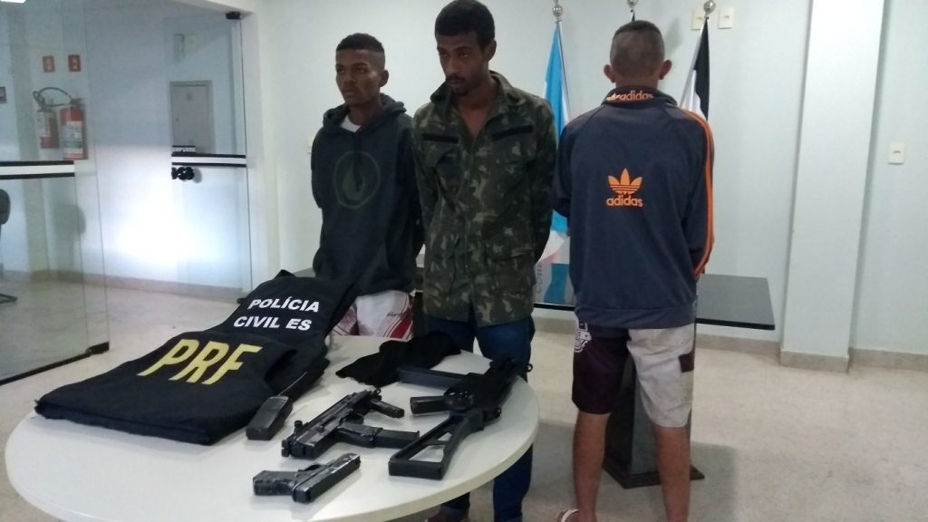 PC e PRF prendem grupo suspeito de assalto e recuperam armas falsas em Guarapari