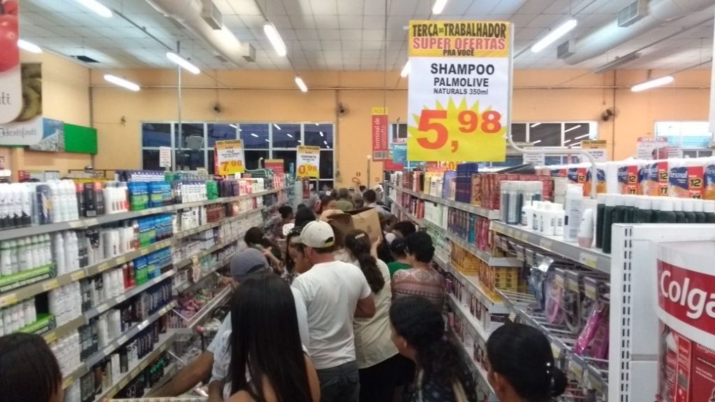 Rede de supermercados faz promoção e espanta a crise das suas lojas