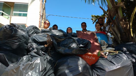 80 sacos de lixo recolhidos em mutirão de limpeza na praia de Guaibura