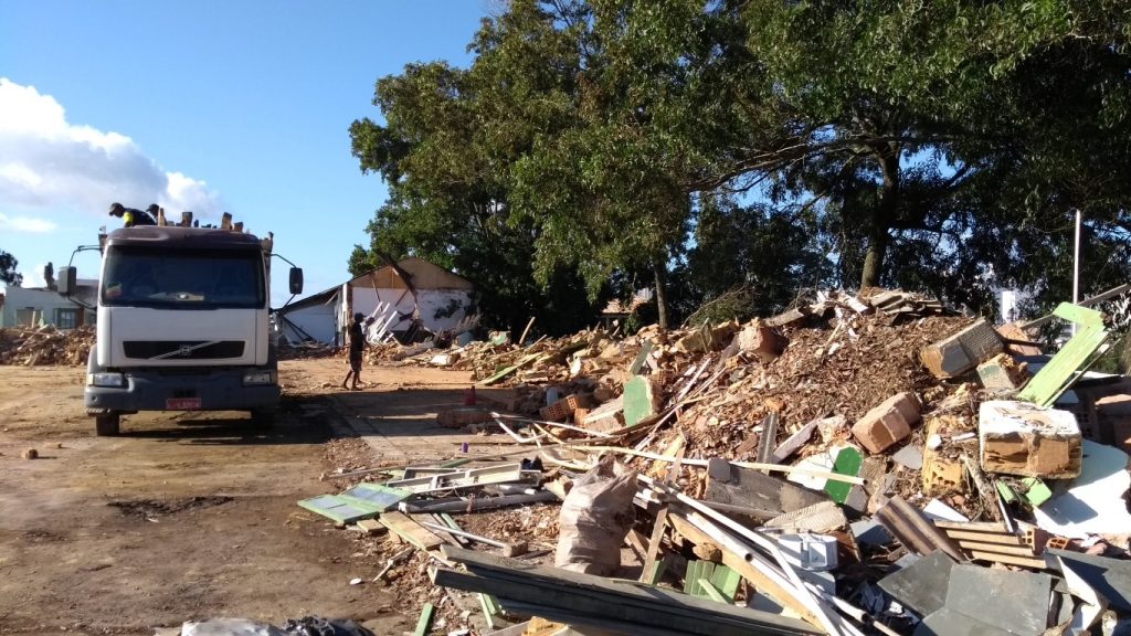 Escola Dr. Roberto Calmon começa a ser demolida em Guarapari