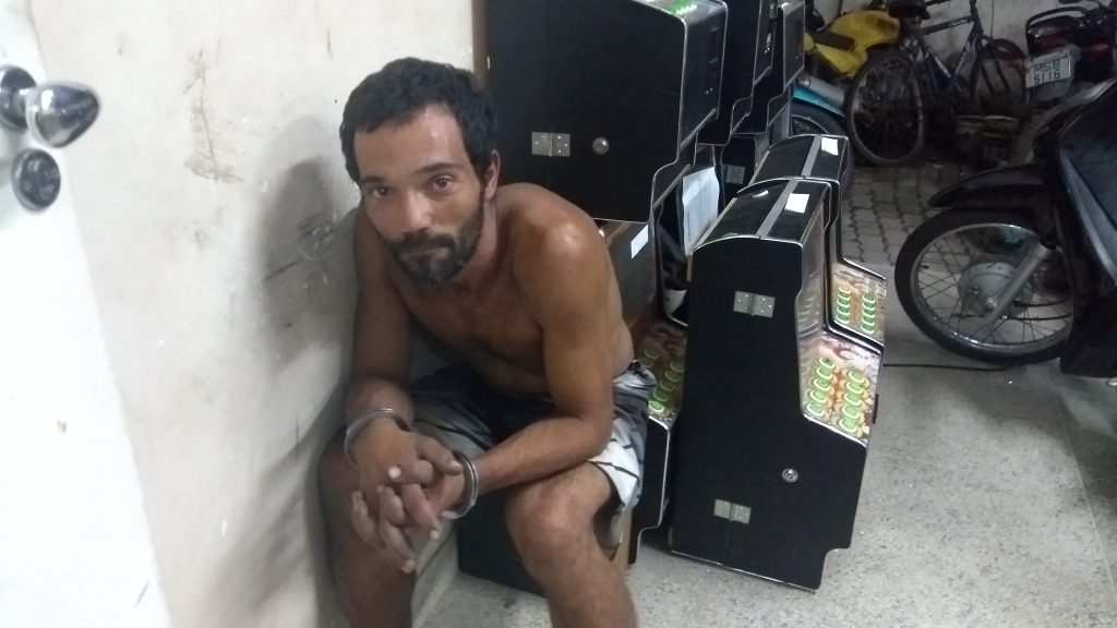 Homem é preso ao atacar policiais com martelo em Guarapari