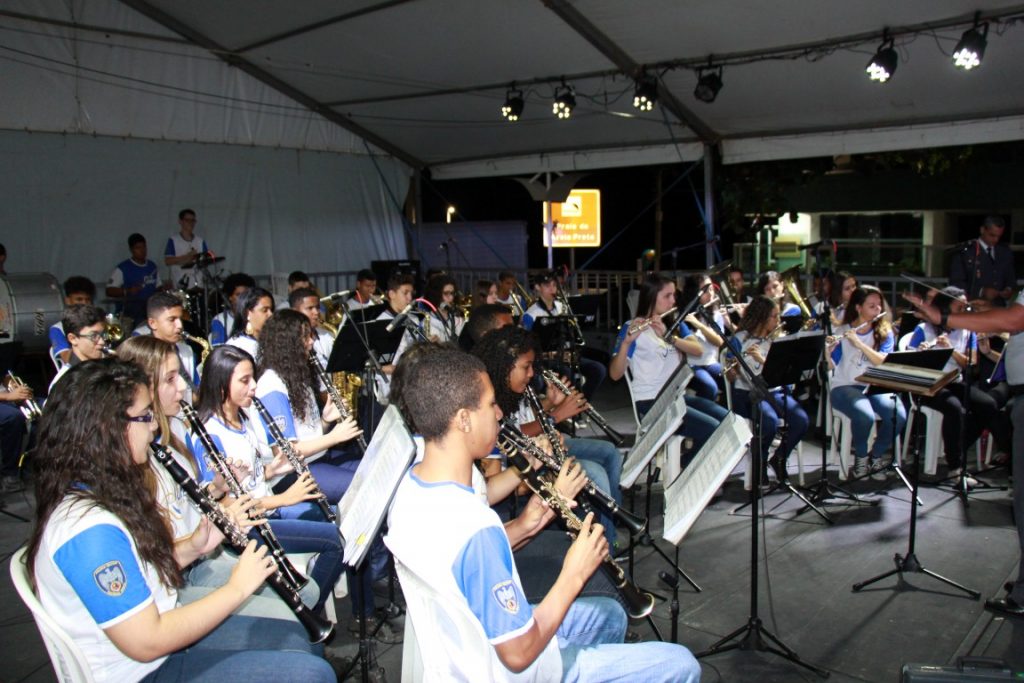 Moradores prestigiam apresentação musical em homenagem ao aniversário da PM em Guarapari