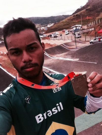 Atleta de Guarapari conquista o 1◦ lugar no campeonato mineiro de BMX