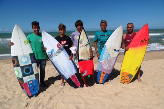 2 1 - Meninos prodígios do surf em Guarapari estão de olho no futuro