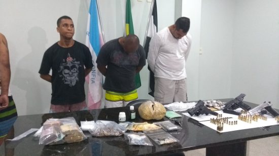 IMG 20170804 164259565 BURST002 Medium - Operação contra grupos de traficantes rivais apreende drogas, armas e prende quatro em Guarapari