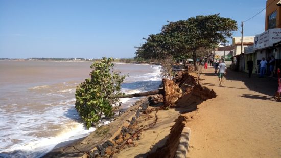 Mar causa mais destruição na orla de Meaípe e prefeitura estuda plano emergencial