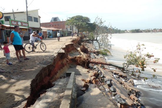 Mar causa mais destruição na orla de Meaípe e prefeitura estuda plano emergencial