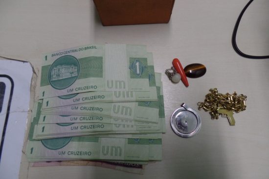 SAM 8069 Medium - Doméstica é presa depois de planejar e ajudar a roubar R$ 150 mil em joias da patroa em Guarapari