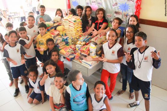 alunos de anchieta - Alunos arrecadam 200 kg de alimentos para famílias carentes