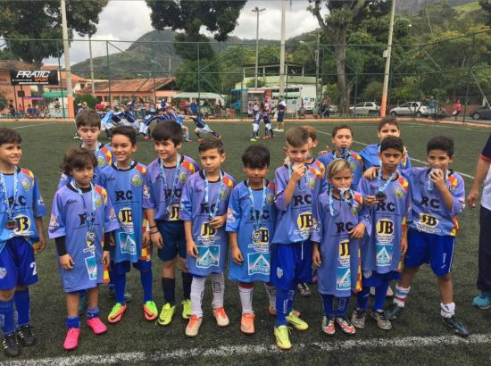 futebol perocão - Escolinha de futebol "Craques Para o Futuro" tem revelado talentos e levado lazer em Guarapari