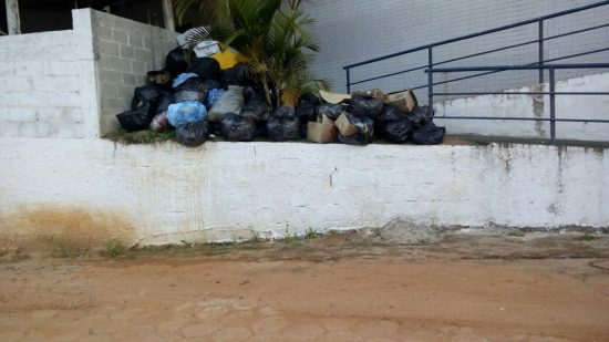 lixo todos os santos - Lixo acumulado na Comunidade de Todos os Santos há dois meses