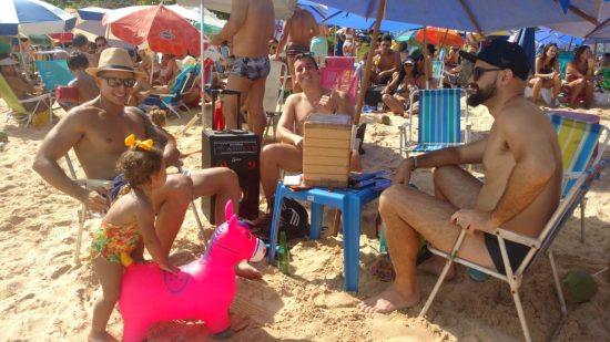 bacutia som 2 - Caixas de som nas praias da Enseada Azul: uma mistura de diversão e incômodo entre turistas