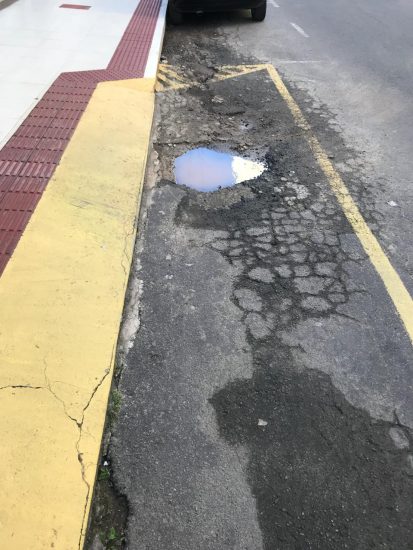 buracoPDM1 - Buraco em frente à garagem na Praia do Morro causa transtornos aos moradores em Guarapari